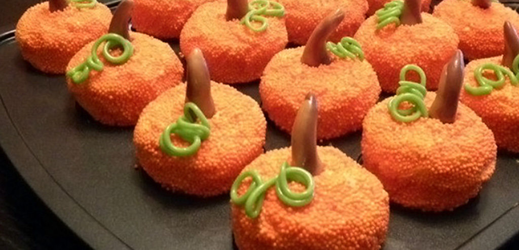 mini cupcakes shaped like pumpkins