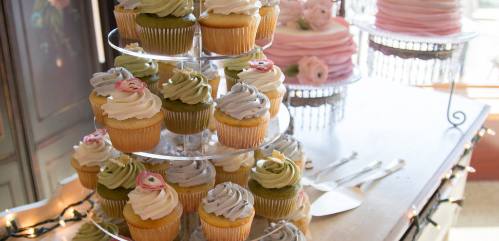 Wedding table with cupcakes